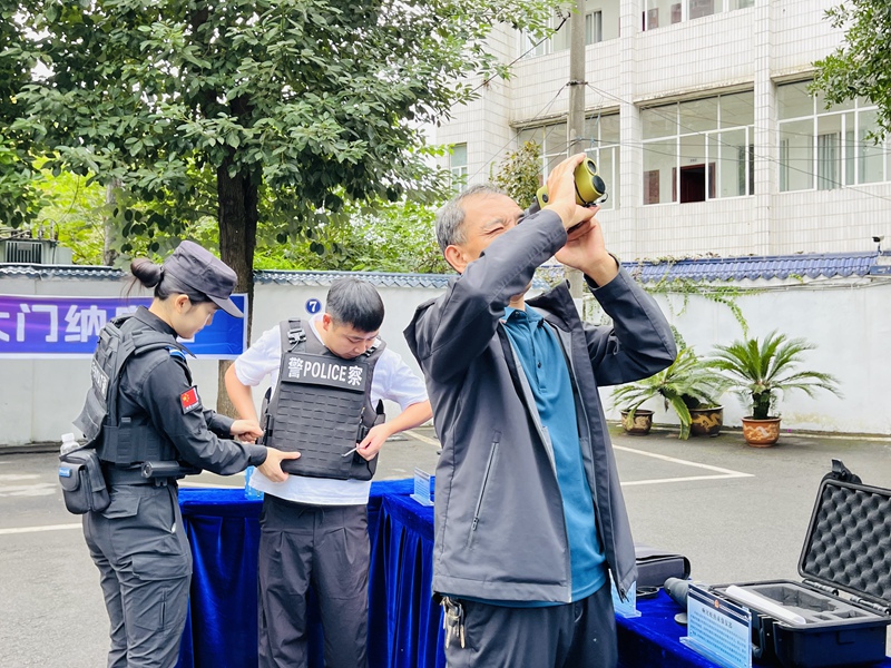4、市民体验警用装备。