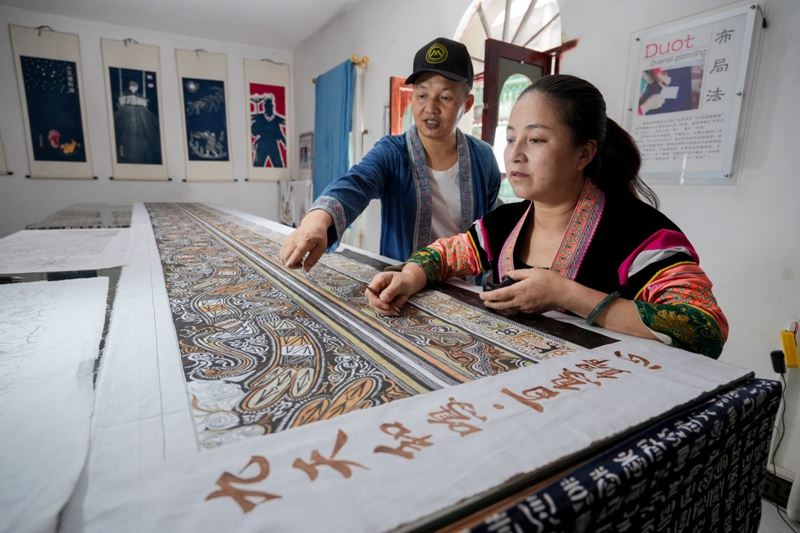 貴州農民夫妻成功制作國家一級文物巨幅非遺蠟畫壁挂 (3)