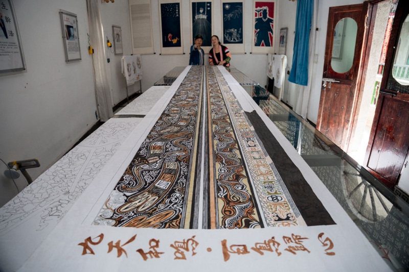 貴州農民夫妻成功制作國家一級文物巨幅非遺蠟畫壁挂 (5)