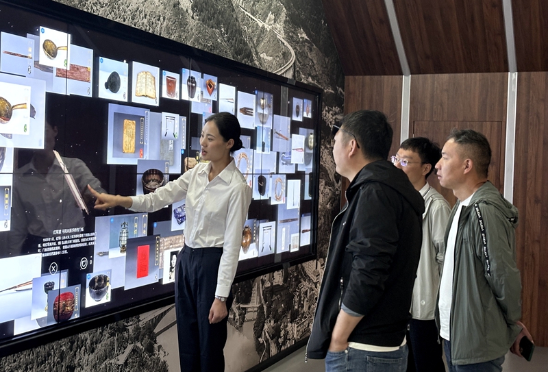 3、游客們在講解員的帶領下感受3D立體文物。刁苓沙 攝.jpg