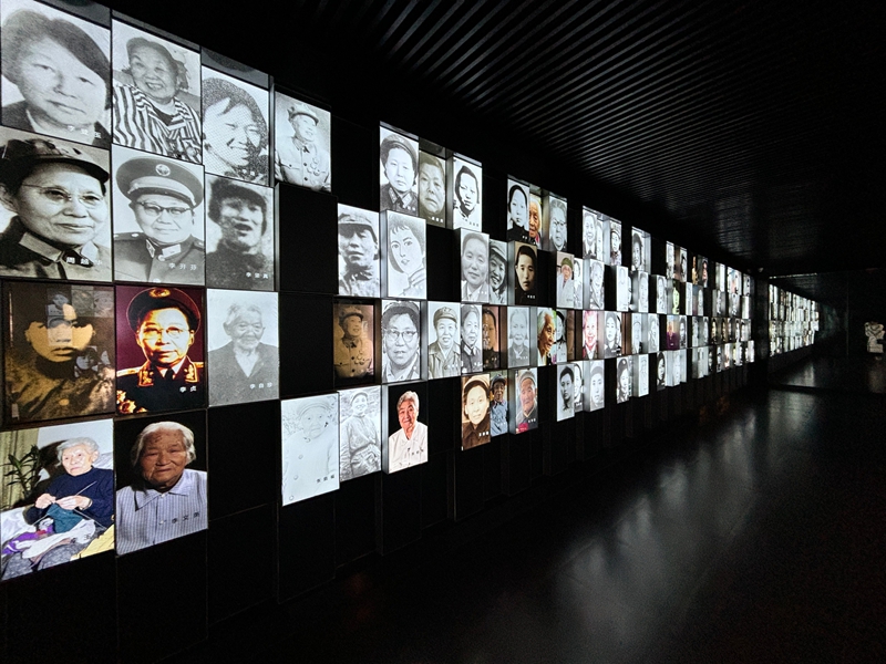 5、女紅軍紀念館的紅梅凌霄廳，多媒體照片牆上滾動著老紅軍們一幅幅珍貴的老照片。刁苓沙 攝.jpg