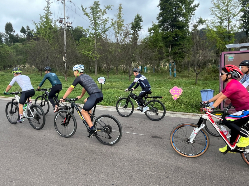 骑行爱好者穿梭于习水绿意间，畅享康养。谢永恒摄