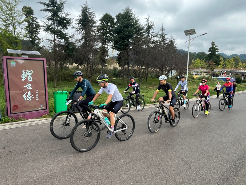 习水骑行队伍，在湿地公园开启骑行之旅。谢永恒摄