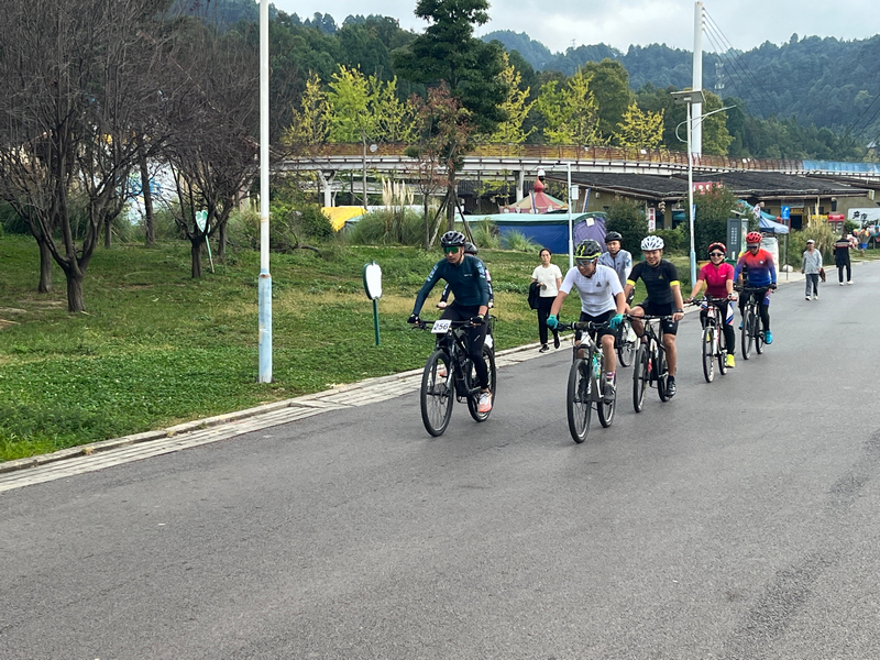 习水骑行者们，在道路上感受运动与自然之美。谢永恒摄