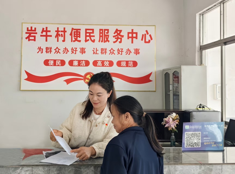 村民在现场办理宅基地审批。