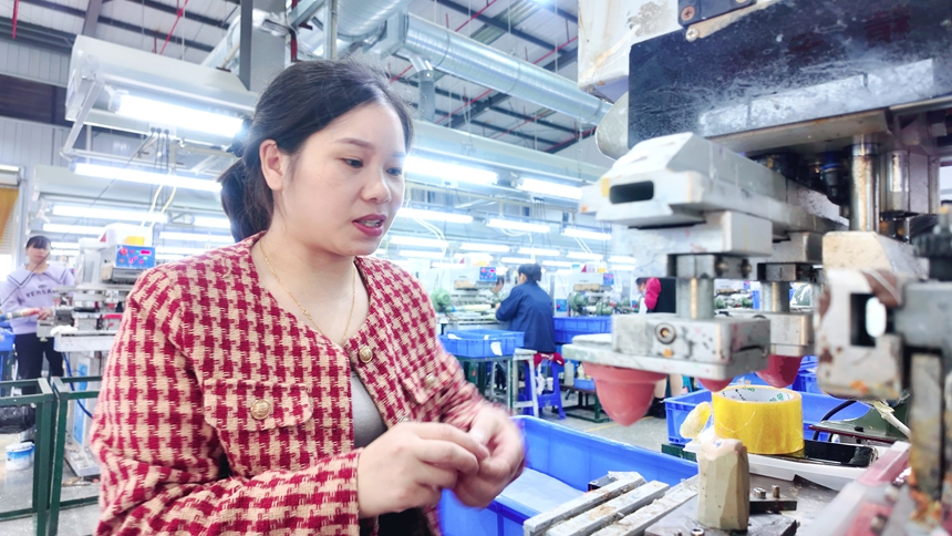 鬆桃孟溪強村富民工坊員工。朱子立攝