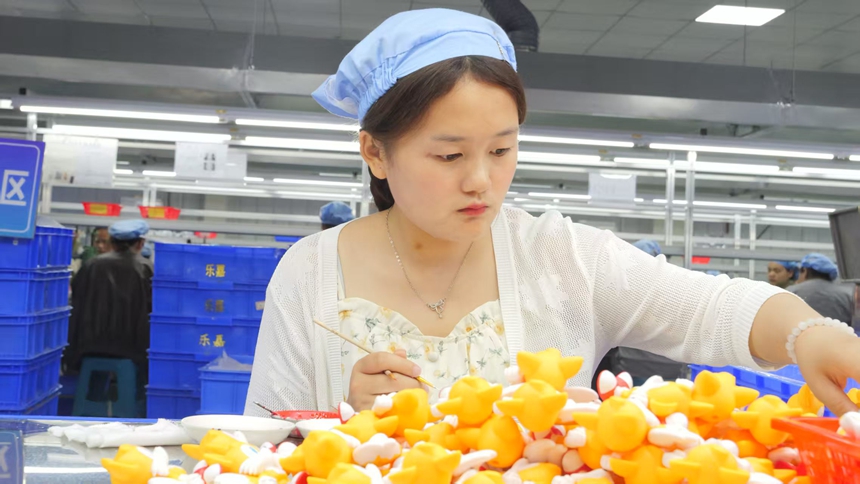 鬆桃孟溪強村富民工坊員工在給產品上色。朱子立攝