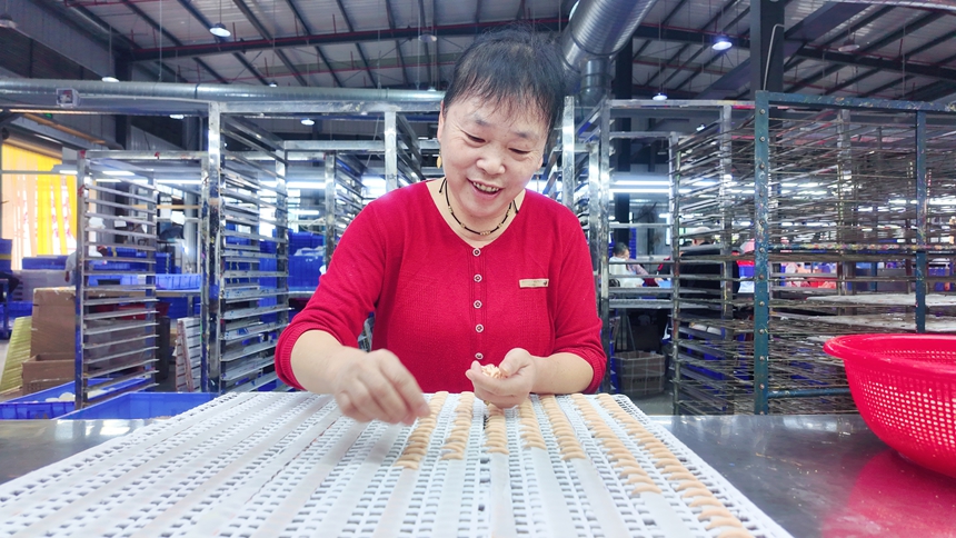 鬆桃孟溪強村富民工坊員工。朱子立攝