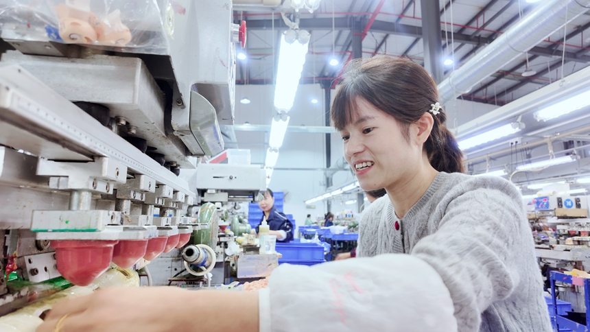 鬆桃孟溪強村富民工坊員工。朱子立攝