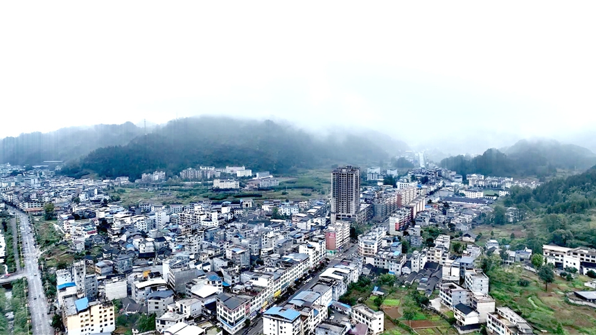 鬆桃縣孟溪鎮全景。任濤攝