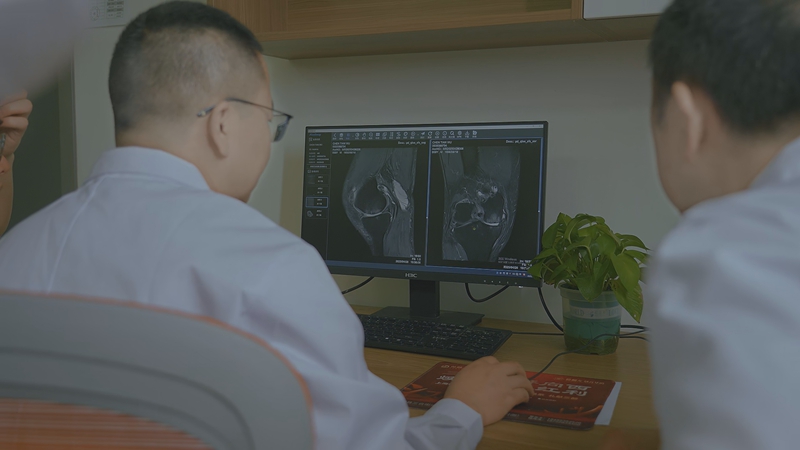 专家团队通过三维CT等影像技术精准评估假体位置及骨缺损情况.jpg