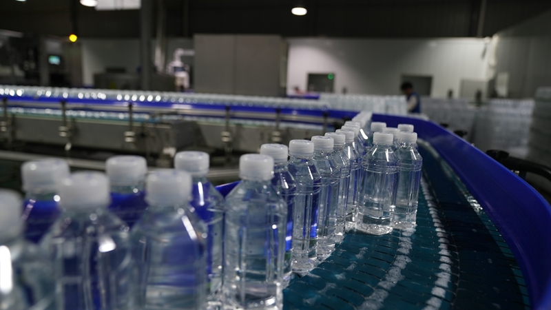 瓶装水生产线（杨亚旭摄）.JPG