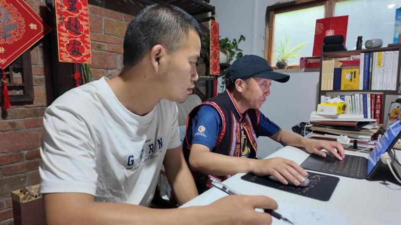 劉杰指導寨子年輕村民學習新媒體運營。徐良帥 侯韜 攝。.jpg