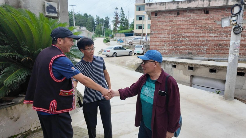 劉杰走訪村民。徐良帥 侯韜 攝。.jpg