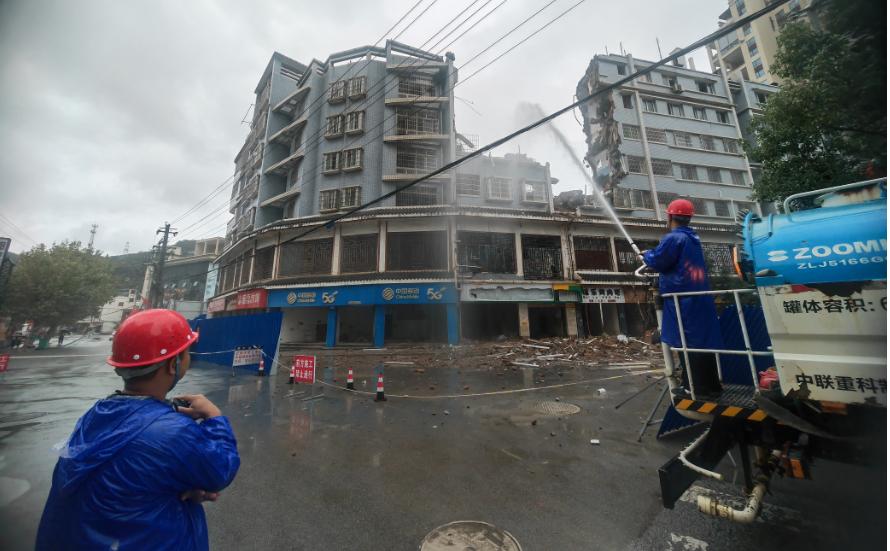 图为施工现场洒水降尘。