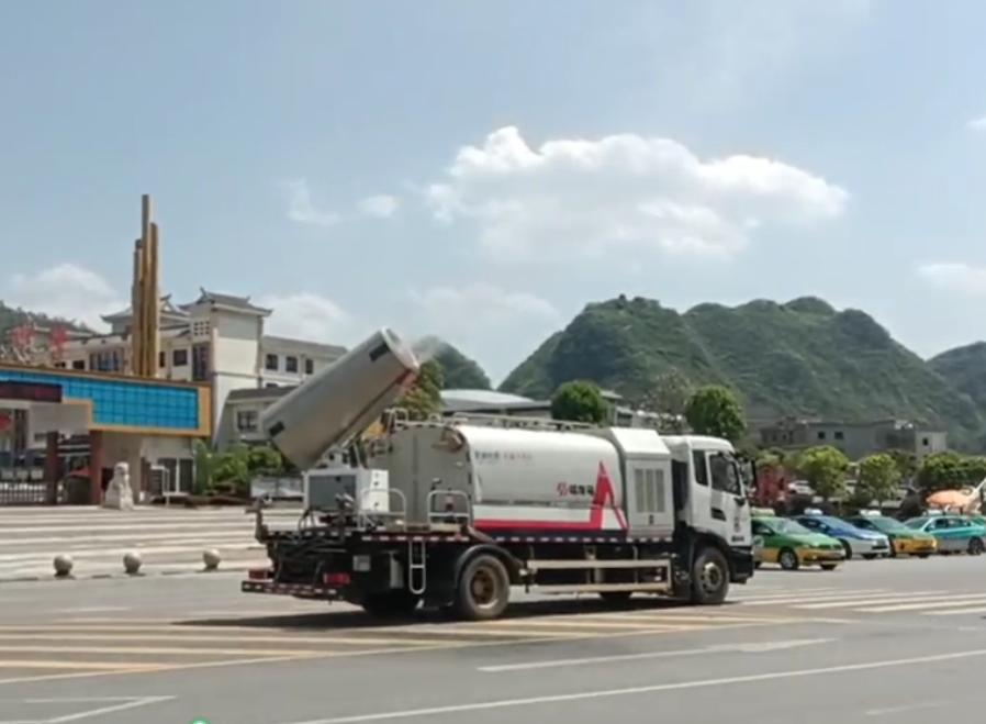 图为日常开展道路扬尘治理工作。