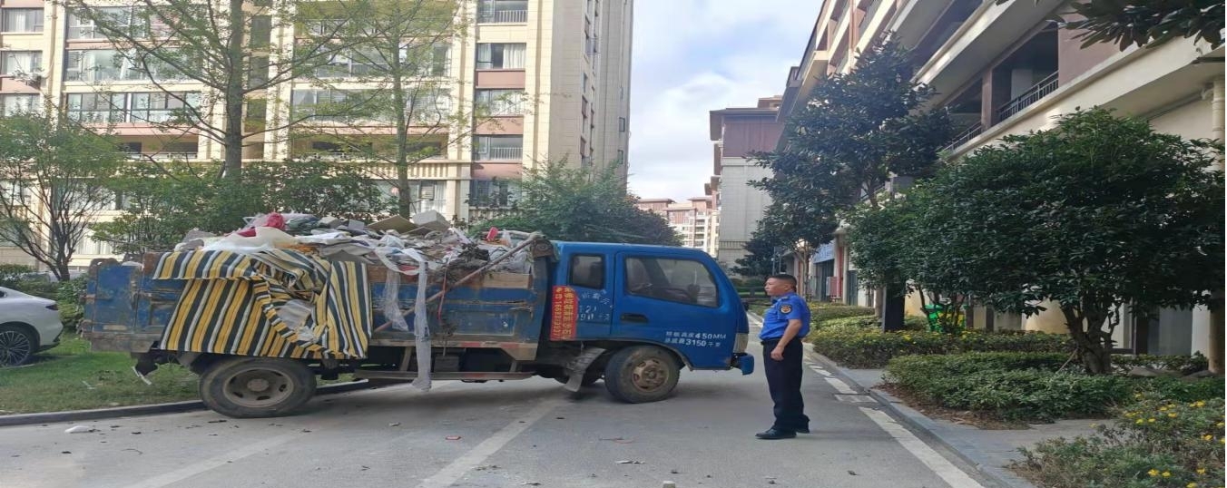 图为督促物业小区清运建筑垃圾。