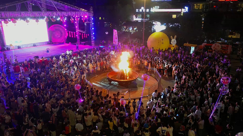 2 圖為“月映火塘,悅唱荔波”中秋主題音樂晚會.jpg