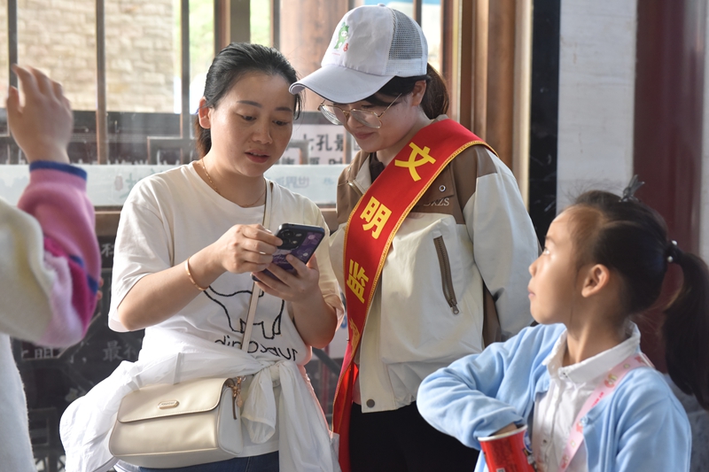 6 圖為志願者耐心為游客解答.jpg