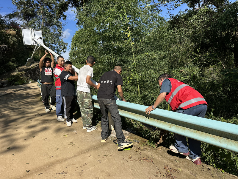 八河村党员和驻村工作队修复路灯。