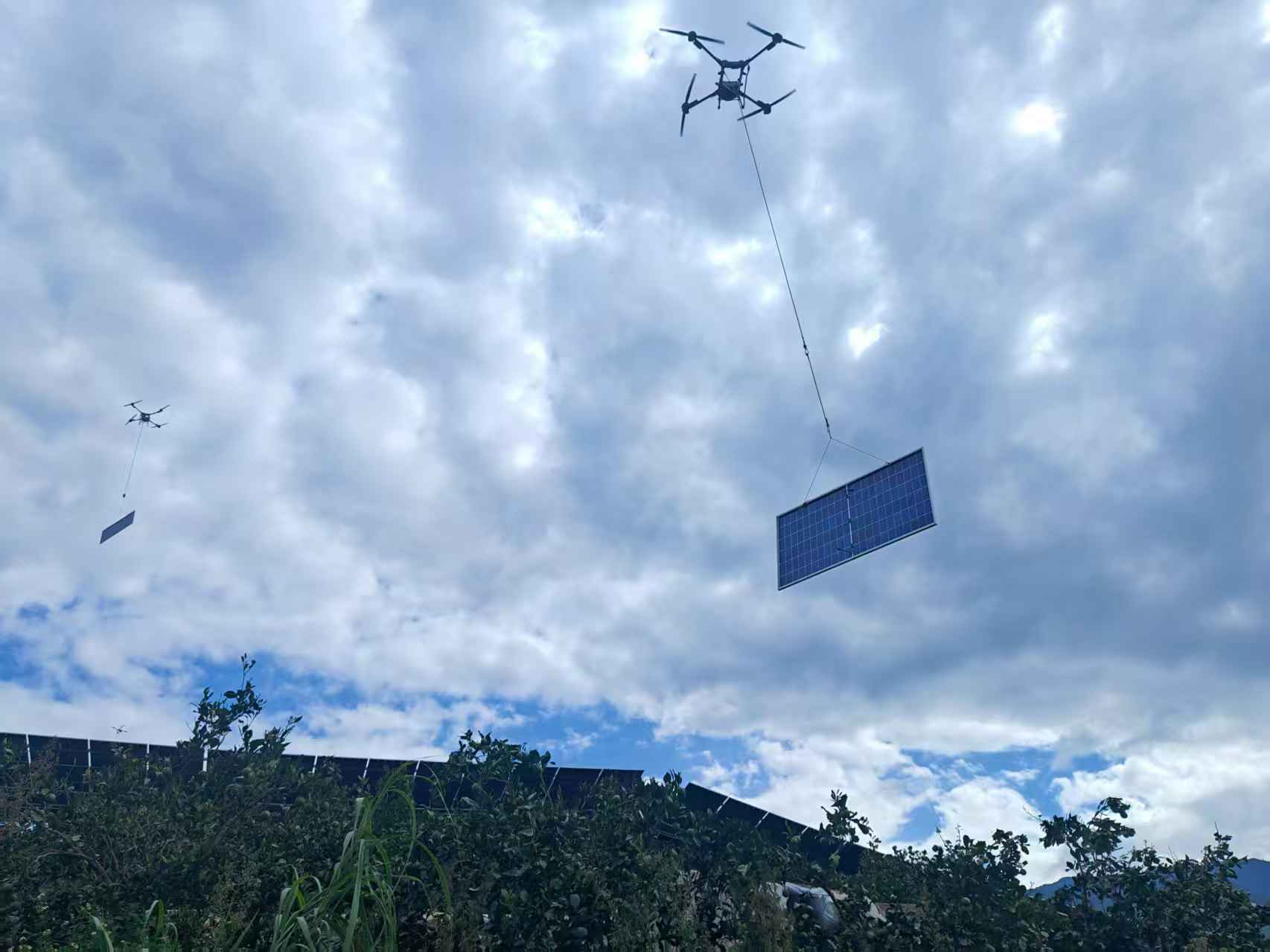 无人机安装光伏板。