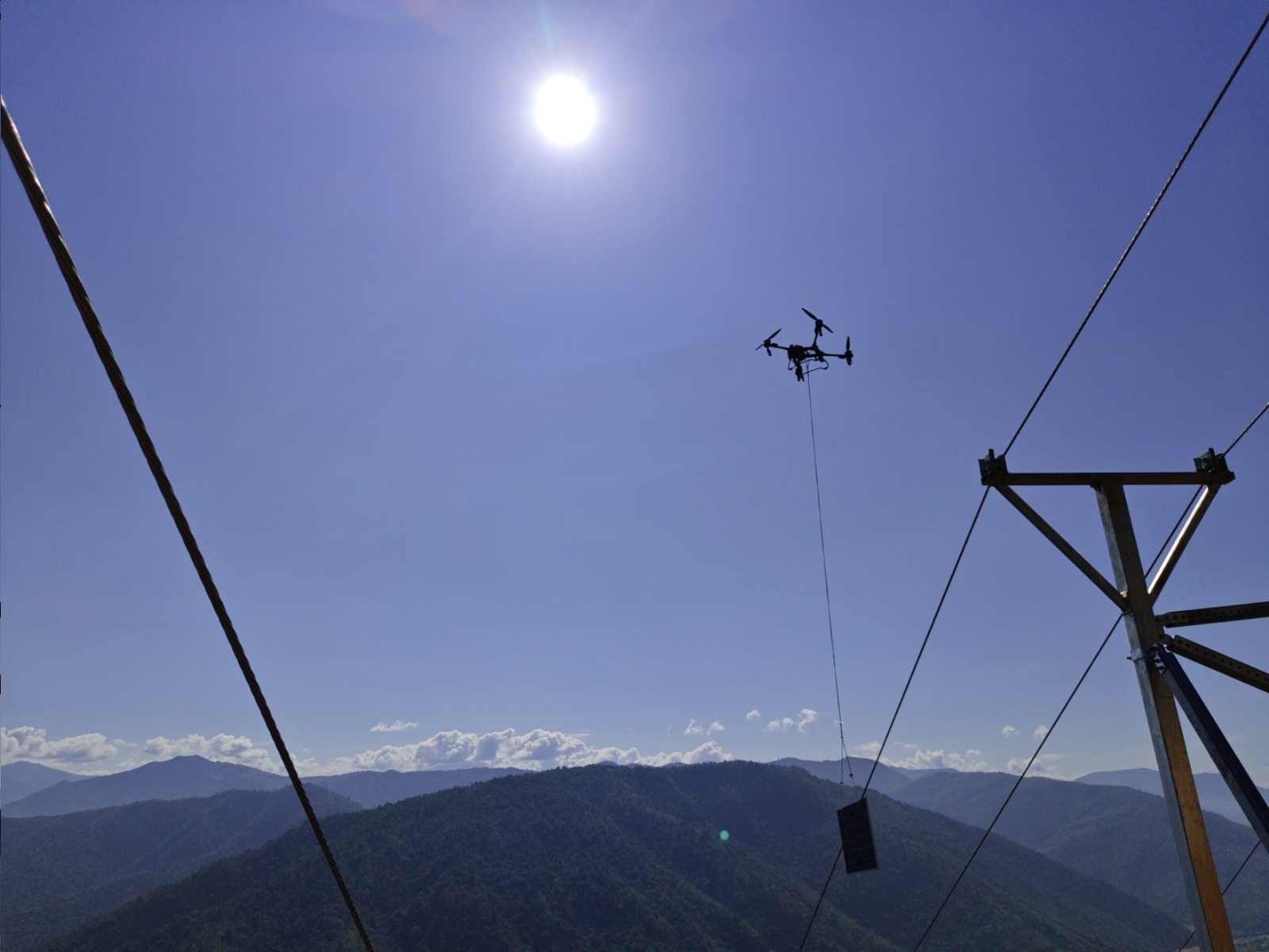 无人机安装光伏板。