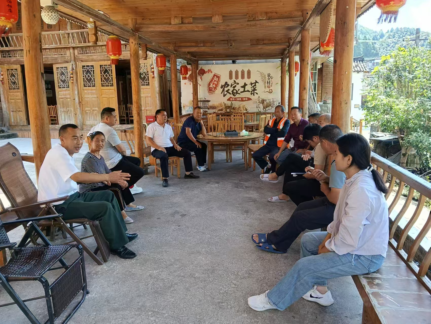 城关镇利用鸟类保护院坝会宣传保护鸟类法律常识。