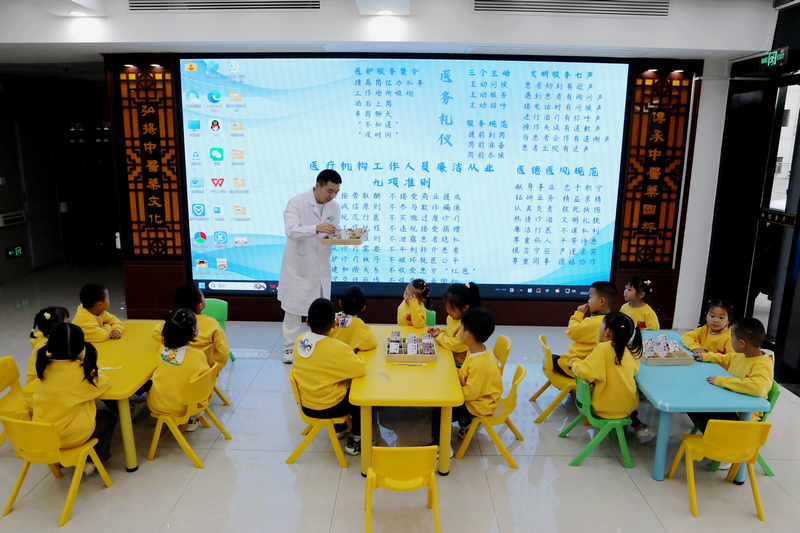 貴州省黔東南苗族侗族自治州施秉縣民族中醫院的醫生向縣第二幼兒園的小朋友們講解中醫藥知識。