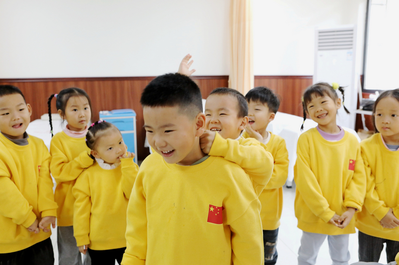 贵州省黔东南苗族侗族自治州施秉县民族中医院，县第二幼儿园的小朋友在体验中医按摩。
