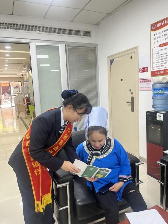 用水語服務群眾。