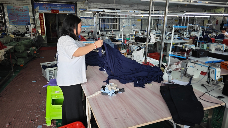 七星关区鸭池镇爱丽服装厂车间 工人正在忙着赶制订单  李密 摄2.jpg