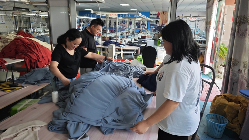 七星关区鸭池镇爱丽服装厂车间 工人正在忙着赶制订单  李密 摄1.jpg