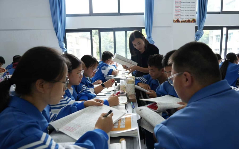 教師與學生一起學習.