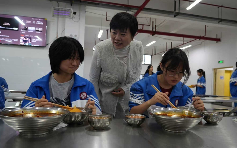 校長到食堂關注學生就餐情況。