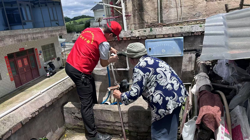 3、贵阳综保区驻村干部在帮助老人修复水龙头。刘浩摄.jpg