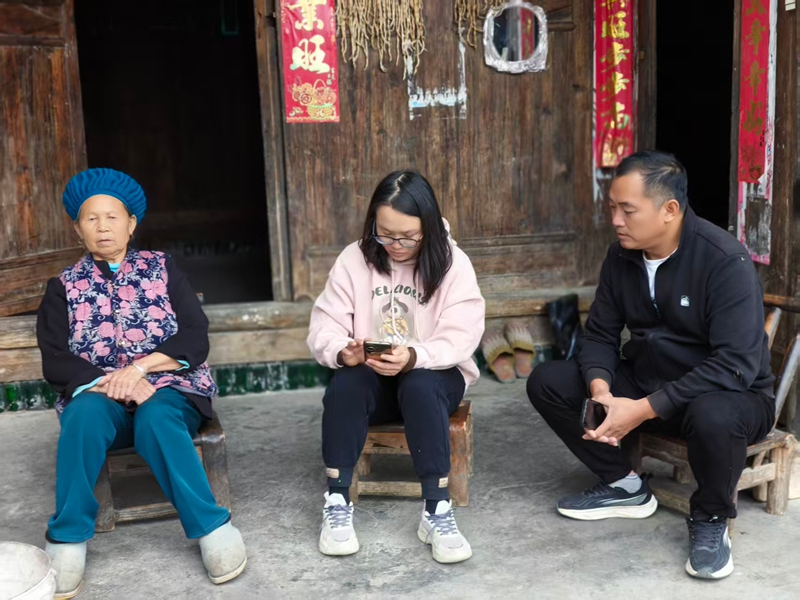 驻鸡爪社区第一书记带领村干部、驻村干部入户代缴2026年度城乡医疗保险费用。