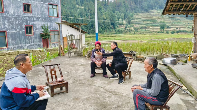 驻鸡爪社区第一书记带领村干部、驻村干部入户为村民代缴2026年度城乡医疗保险。