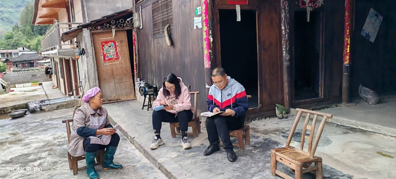 驻鸡爪社区第一书记带领村干部、驻村干部入户宣传2026年度城乡医疗保险政策及缴费标准。