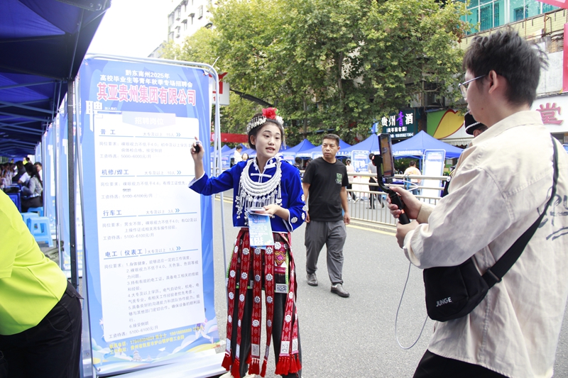 图为：推荐官在招聘会现场线上直播招聘岗位.JPG