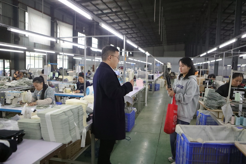 图为：推荐官入企通过镜头现场带岗（杨文舒 摄）.jpg