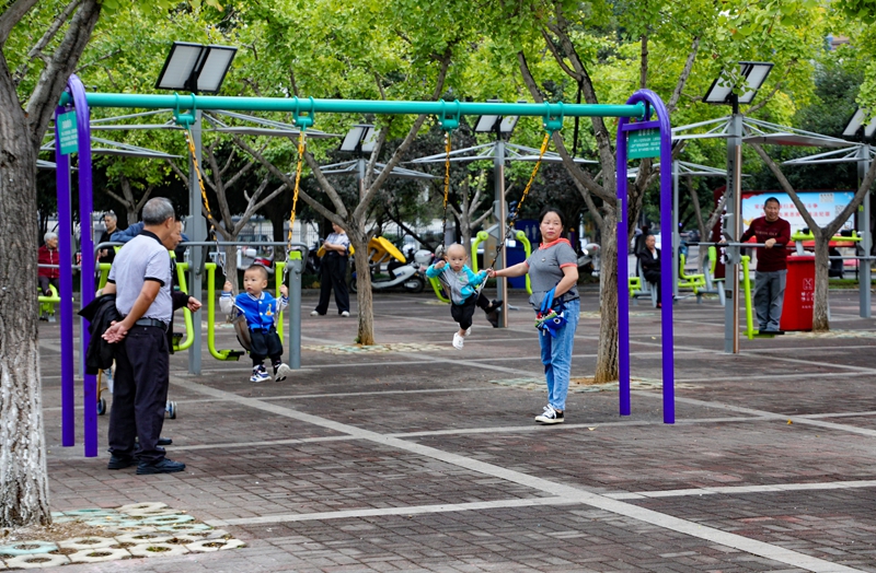 市民在公园锻炼身体。