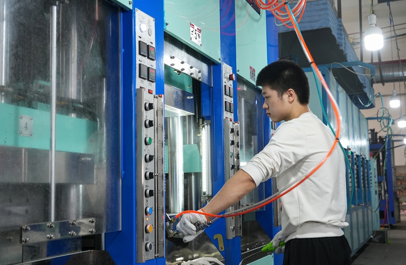 2025年10月17日，位於貴州省畢節市納雍經濟開發區B區的貴州勝好鞋業有限公司生產車間，工人在清潔模具。 楊英 攝.jpg