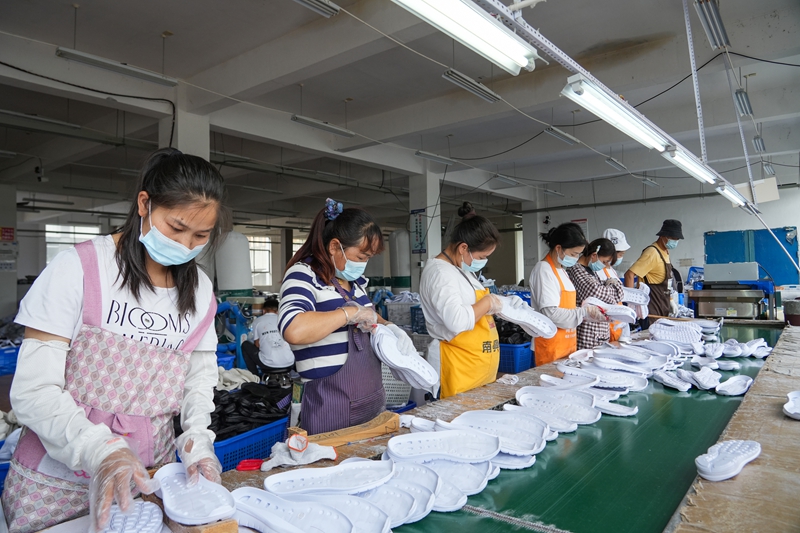 2025年10月17日，位於貴州省畢節市納雍經濟開發區B區的貴州勝好鞋業有限公司生產車間，工人在整理鞋底。  楊 英 攝.jpg