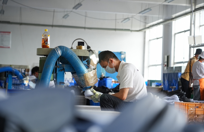 2025年10月17日，位於貴州省畢節市納雍經濟開發區B區的貴州勝好鞋業有限公司生產車間，工人在加固鞋底。 楊英 攝.jpg