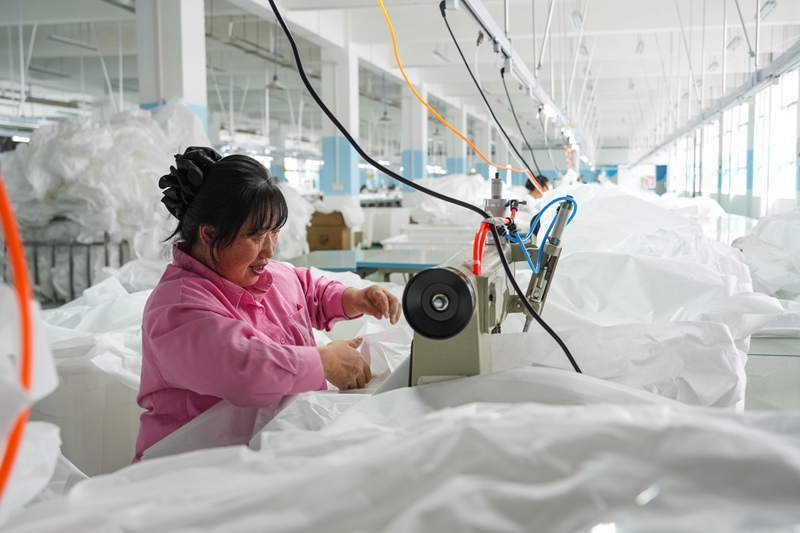 2025年10月17日，位於貴州省畢節市納雍經濟開發區B區的貴州三木春紡織品制造有限公司生產車間，工人加工車衣。 楊英 攝.jpg