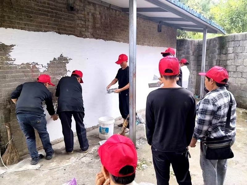 白泥镇开展东西部劳务协作墙面涂刷培训.jpg