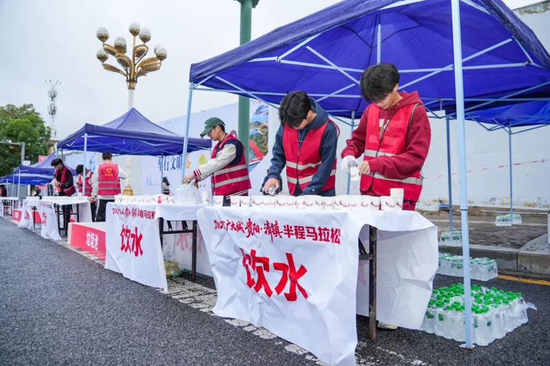 志愿者服务清镇半马。