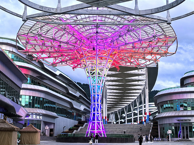 检修后的天幕街再次亮灯。