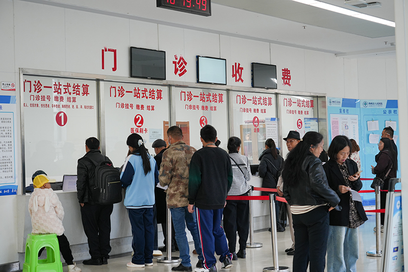 就診患者進行一站式結算。胡璐攝