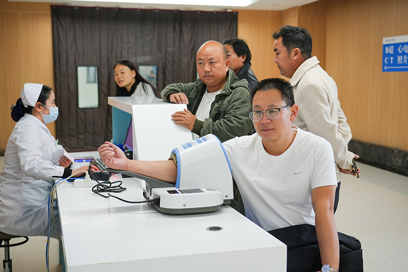 就診患者在分診台測量血壓。胡璐攝